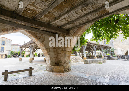 Archi in monpazier piazza principale, dipartimento di dordogne, nouvelle-Aquitaine, Francia. Foto Stock
