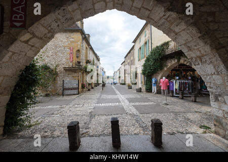 Archi in monpazier piazza principale, dipartimento di dordogne, nouvelle-Aquitaine, Francia. Foto Stock