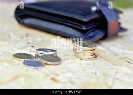 Portafogli sul tavolo di legno con pagamento in contanti Foto Stock