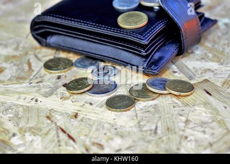 Portafogli sul tavolo di legno con pagamento in contanti Foto Stock