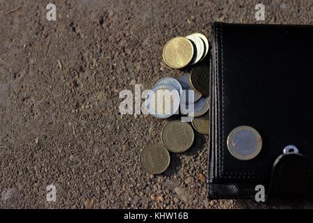 Portafogli sul marciapiede contanti Foto Stock