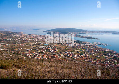 Città di Traù, baia di Kastela e isola di Ciovo, Croazia, girato da mountain boraja Foto Stock