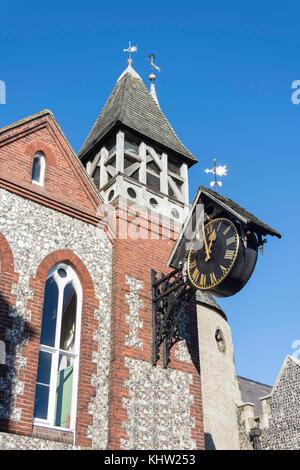 Orologio e campanile di San Michele in Lewes Chiesa, High Street, Lewes, East Sussex, England, Regno Unito Foto Stock