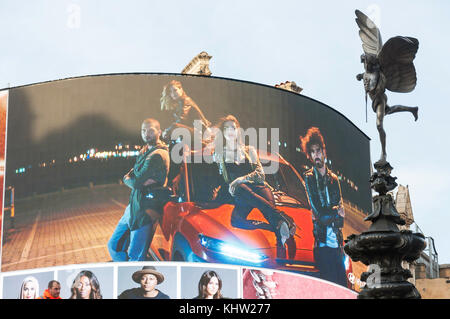 Insegne al neon e la statua di Anteros in Piccadilly Circus, Piccadilly, West End, la City of Westminster, Greater London, England, Regno Unito Foto Stock