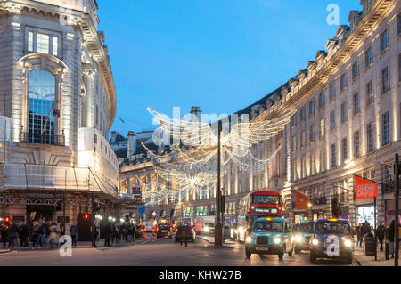 Le luci di Natale al crepuscolo in Regent Street, Soho, City of Westminster, Greater London, England, Regno Unito Foto Stock