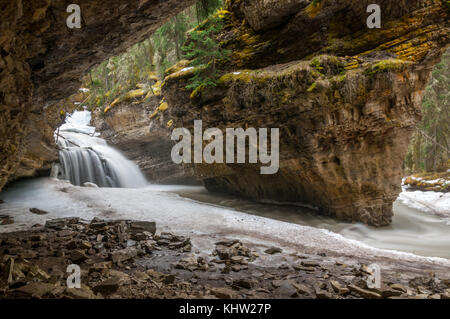 Nascosti e cade in una caverna nel canyon johnston Foto Stock