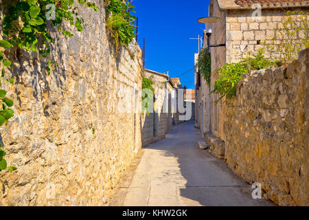 Vecchio strette strade di pietra di vista Vis, isola della Dalmazia, Croazia Foto Stock