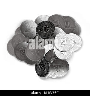 Pila di monete in Ethereum d'argento al centro isolate su spazio bianco e copia. Rendering 3D. Foto Stock