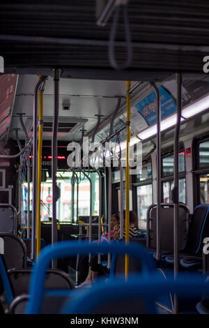 Solo posti in piedi, viaggiando su un autobus affollato. Foto Stock