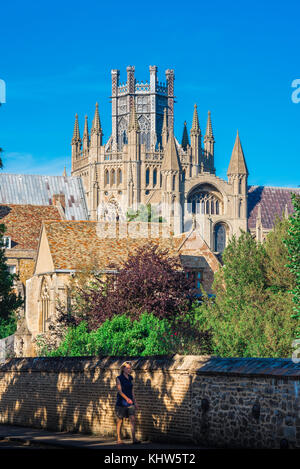 La torre della cattedrale di Ely, la famosa torre della lanterna ottagonale della cattedrale di Ely, vista dalla strada conosciuta come la Galleria, Ely, Cambridgeshire, Regno Unito. Foto Stock