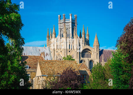 La torre della cattedrale di Ely, la famosa torre della lanterna ottagonale della cattedrale di Ely, vista dalla strada conosciuta come la Galleria, Ely, Cambridgeshire, Regno Unito. Foto Stock