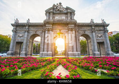 La luce del sole attraverso la Puerta de Alcala, Madrid, Spagna Foto Stock