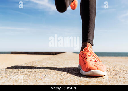 Uomo che corre all'aperto, sezione bassa Foto Stock