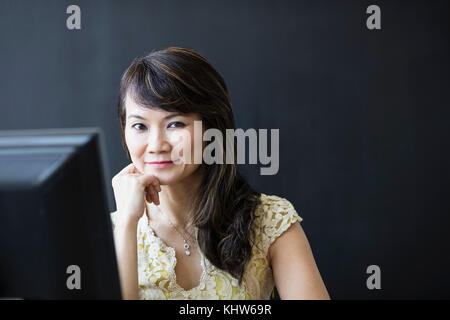 Business donna lavora al computer Foto Stock