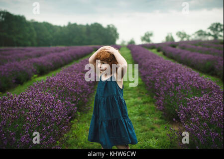 Bambino tra i filari di lavanda, campbellcroft, Canada Foto Stock