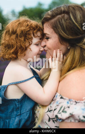 Madre e figlia in campo di lavanda, campbellcroft, Canada Foto Stock