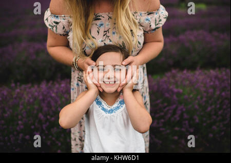 Madre e figlia in campo di lavanda, campbellcroft, Canada Foto Stock