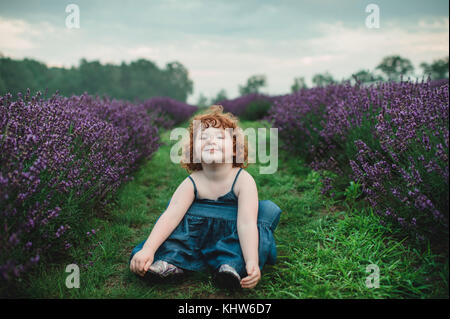 Bambino tra i filari di lavanda, campbellcroft, Canada Foto Stock