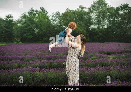 Madre e figlia in campo di lavanda, campbellcroft, Canada Foto Stock