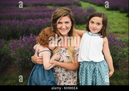 La madre e le figlie nel campo di lavanda, campbellcroft, Canada Foto Stock