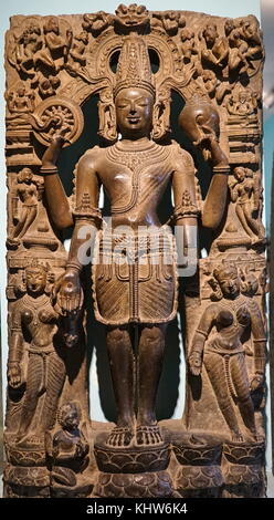 Statua di pietra raffigurante Vishnu, una delle principali divinità dell'Induismo, Dio di protezione, dio della conservazione del bene, Dharma restauro, Moksha. Vishnu è il 'preserver' nella trinità indù che include Brahma e Shiva. Datata xiii secolo Foto Stock