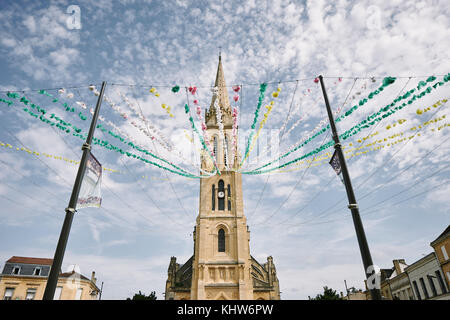 Basso angolo vista di bunting da eglise Notre-dame Campanile Bergerac, Aquitaine, Francia Foto Stock