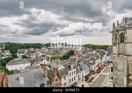 Elevato angolo di visione della Chiesa e la terrazza sul tetto cityscape, Amboise, valle della Loira, Francia Foto Stock