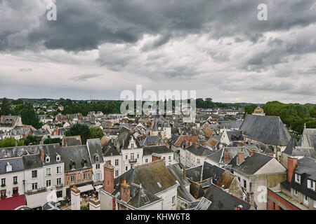 Angolo alto cityscape di tradizionali case a schiera e tetti, Amboise, valle della Loira, Francia Foto Stock