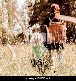 La madre e il bambino sul campo di fiori selvaggi, Ural, Sverdlovsk, Russia Foto Stock