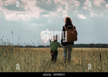 La madre e il bambino con butterfly net, Ural, Sverdlovsk, Russia Foto Stock
