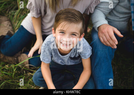 Ragazzo che guarda fino alla fotocamera Foto Stock