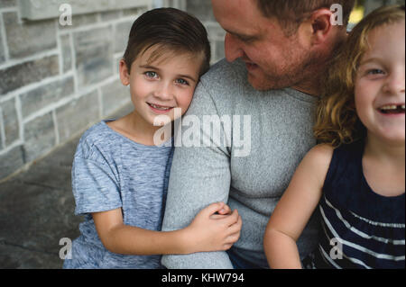 Padre con figlio e figlia Foto Stock