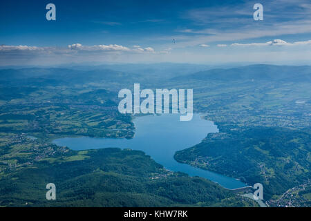 Vista aerea del lago Zywieckie nei monti Beskidy, Slesia, Polonia Foto Stock