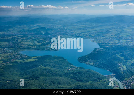 Vista aerea del lago Zywieckie nei monti Beskidy, Slesia, Polonia Foto Stock