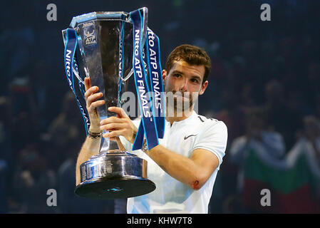 Grigor Dimitrov festeggia la vittoria della finale maschile di Singles con la partecipazione aloft il trofeo Foto Stock