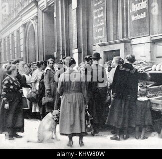 Fotografia di una tipica coda al di fuori di un negozio durante la scarsità di cibo in Berlino. In data xx secolo Foto Stock