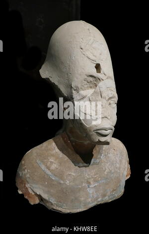 Busto di pietra calcarea di Akhenaton. Akhenaten noto prima del quinto anno del suo regno come Amenhotep IV, un antico faraone Egizio della XVIII dinastia. Datato xiv secolo A.C. Foto Stock