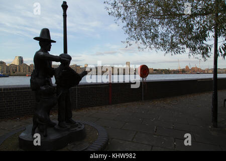 Sunshine settimanale e i pellegrini Pocket statua in Rotherhithe London Regno Unito Foto Stock