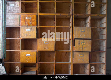 Hai dimenticato un documento vuoto armadio. vecchio ufficio danneggiati caso Credenza con cassetti aperti. Foto Stock