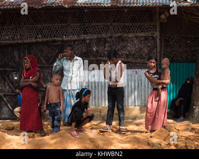 30 settembre 2017 - Cox's Bazar, Bangladesh - rifugiati Rohingya visti in piedi nel campo profughi di Kutupalong. Con più di 500 000 rifugiati in fuga dal Myanmar dopo lo scoppio della violenza nell'agosto 2017, l'"Esodo Rohingya" è diventato il più rapido espulsione umana nel 21 secolo. Le gravi violazioni dei diritti umani sono state segnalate durante la repressione militare del Myanmar, seguita dopo l'attacco dell'Armata della salvezza di Arakan. Si stanno formando enormi campi nel sud del Bangladesh, dove arriva la maggior parte dei rifugiati. Crediti: Martin Trabalik/SOPA/ZUMA Wire/Alamy Live News Foto Stock