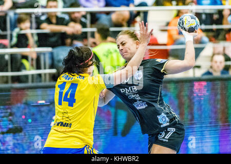 19 novembre 2017: Nathalie hagman #37 (csm Bucarest) durante la ehf donna di champions league tra il CSM Bucarest (rou) vs vistal gdynia (pol) a dinamo sala polivalente a Bucarest in Romania rou. copyright: cronos/catalin soare Foto Stock