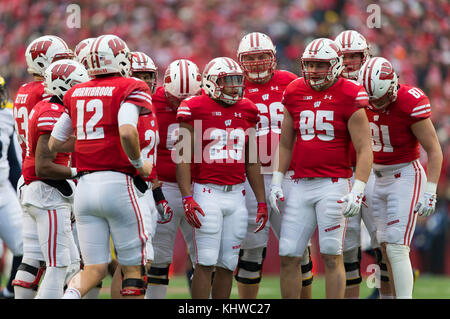 Madison, WI, Stati Uniti d'America. Xviii Nov, 2017. Badger reato huddles durante il NCAA Football gioco tra il Michigan Ghiottoni e Wisconsin Badgers a Camp Randall Stadium di Madison, WI. Wisconsin sconfitto Michigan 24-10. John Fisher/CSM/Alamy Live News Foto Stock