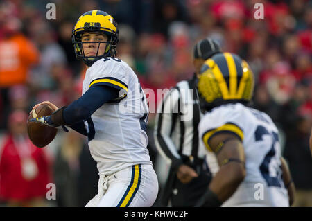 Madison, WI, Stati Uniti d'America. Xviii Nov, 2017. Michigan ghiottoni quarterback Brandon Peters #18 eroga un pass durante il NCAA Football gioco tra il Michigan Ghiottoni e Wisconsin Badgers a Camp Randall Stadium di Madison, WI. Wisconsin sconfitto Michigan 24-10. John Fisher/CSM/Alamy Live News Foto Stock