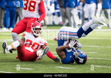 Novembre 19, 2017, Kansas City Chiefs cornerback Steven Nelson (20) orologi come New York Giants wide receiver Travis Rudolph (19) si capovolge sul fermo per il quarto verso il basso durante il gioco di NFL tra il Kansas City Chiefs e New York Giants a MetLife Stadium di East Rutherford, New Jersey. Christopher Szagola/CSM Foto Stock