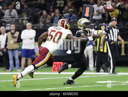 New Orleans, Louisiana, Stati Uniti d'America. Xix Nov, 2017. (Da sinistra a destra) Washington Redskins inside linebacker Martrell Spaight non riesce ad evitare di New Orleans Saints running back Alvin Kamara dalla cattura e segnare un touchdown al Mercedes-Benz Superdome di New Orleans, in Louisiana USA il 19 novembre 2017. I Santi battere il pellerossa 34-31 in ore di lavoro straordinario. Credito: Dan Anderson/ZUMA filo/Alamy Live News Foto Stock