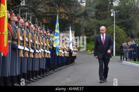 Yalta, Russia. 18 novembre 2017. Il presidente russo Vladimir Putin esamina le truppe durante la cerimonia di inaugurazione del monumento allo zar Alessandro III del Peacemaker al parco del Palazzo Livadia 18 novembre 2017 a Yalta, Crimea, Russia. Crediti: Planetpix/Alamy Live News Foto Stock