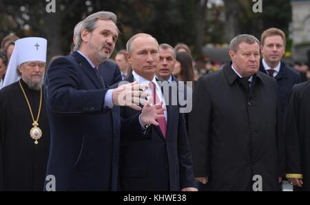 Yalta, Russia. 18 novembre 2017. Il presidente russo Vladimir Putin, ENTER, ascolta lo scultore Andrei Kovalchuk, capo dell'Unione russa degli artisti, durante la cerimonia di inaugurazione del monumento allo zar di Peacemaker Alessandro III al parco del Palazzo Livadia il 18 novembre 2017 a Yalta, Crimea, Russia. Crediti: Planetpix/Alamy Live News Foto Stock