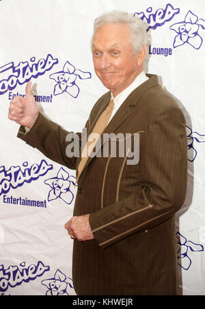 Nashville, TN, Stati Uniti d'America. 7 nov, 2010. 19 novembre 2017 - mel tillis, paese stella della musica che ha scritto hits per Kenny Rogers, ricky skaggs e molti altri, e superato un balbettare per cantare su decine di propria single, è morto all età di 85. il sospetto di cause di morte è insufficienza respiratoria tillis, il padre del cantante country tillis pam, registrato più di 60 album e ha avuto più di 30 top 10 paese singles, compresi ''buona donna blues, '' ''coca cola cowboy" e "southern pioggia.'' file foto: 07 novembre 2010 - Nashville, Tennessee -mel tillis arriva in corrispondenza del Tootsie il cinquantesimo anniversario Foto Stock
