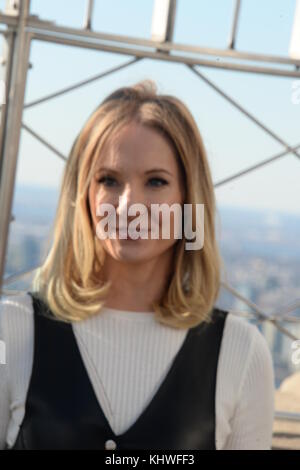 NEW YORK, NY - novembre 18: Ê membri del Golden Globe ed Emmy Award-winning serie AbbeyÓ ÒDownton cast Ð Joanne Froggatt, Allen Leech, Lesley Nicol e Sophie McShera Ð insieme con il produttore esecutivo Gareth Neame, permetterà di visitare l'Empire State Building per l opportunità di una foto nella celebrazione di apertura dell Abbazia ÒDownton: Il ExhibitionÓ nella città di New York all'Empire State Building il 18 novembre 2017 in New York City People: Cast del centro di Abbazia Foto Stock