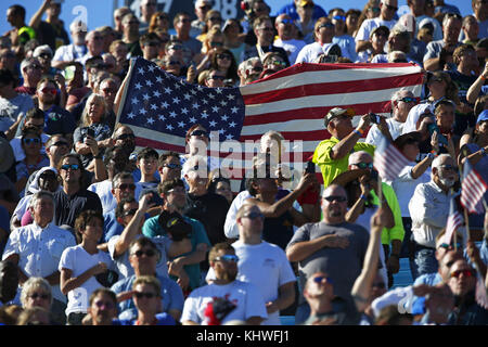 Homestead, Florida, Stati Uniti d'America. Xix Nov, 2017. Il Monster Energy Nascar Cup prende il via per Ford EcoBoost 400 a Homestead-Miami Speedway a Homestead, Florida. Credito: Justin R. Noe Asp Inc/ASP/ZUMA filo/Alamy Live News Foto Stock